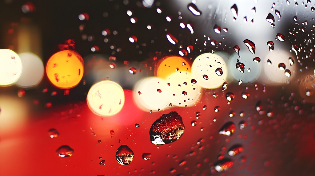 雨夜车窗雨滴与红色灯光虚化背景摄影图AI