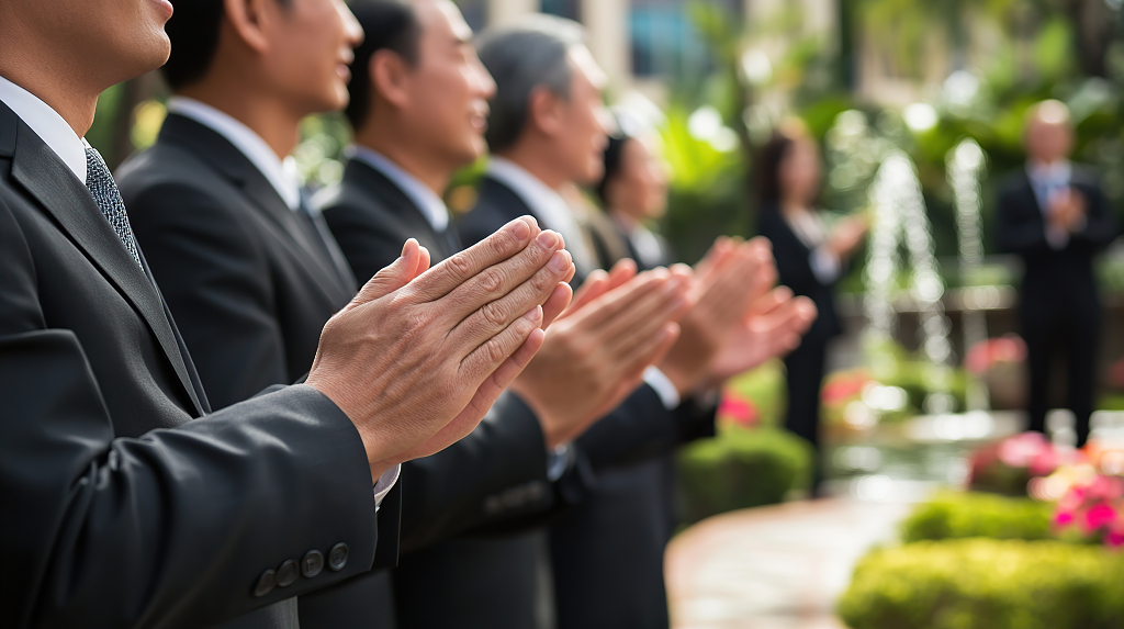 企业一排鼓掌的员工团队手部特写AI