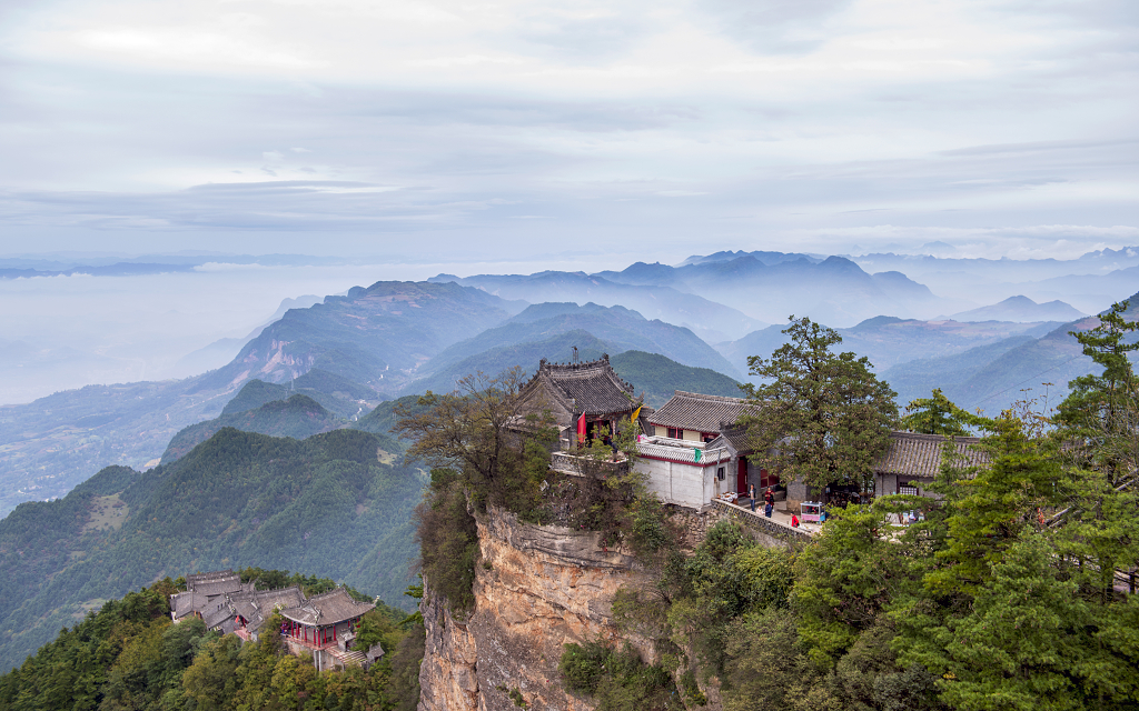 云雾缭绕的山顶古刹秋色