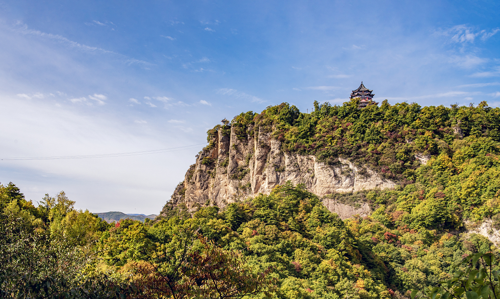 云雾缭绕的山顶古刹秋色