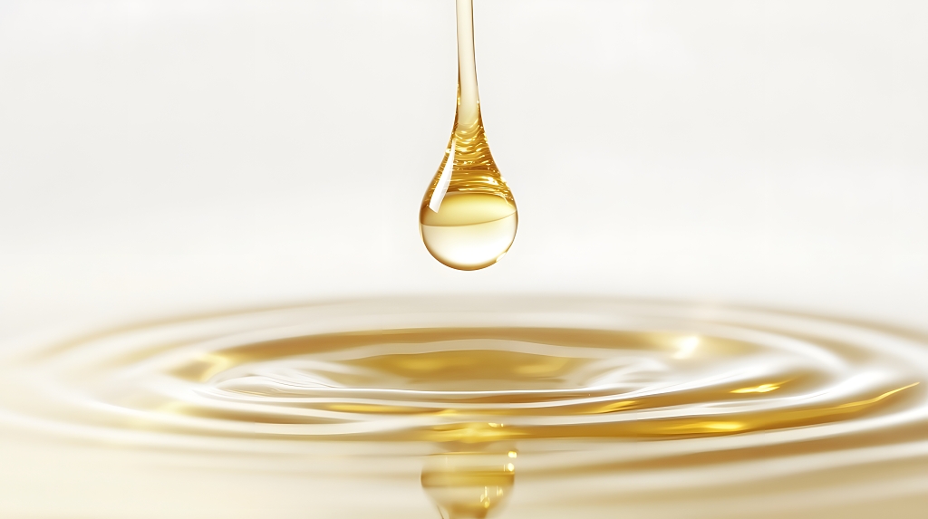 透明液体滴落水面美容展示AI