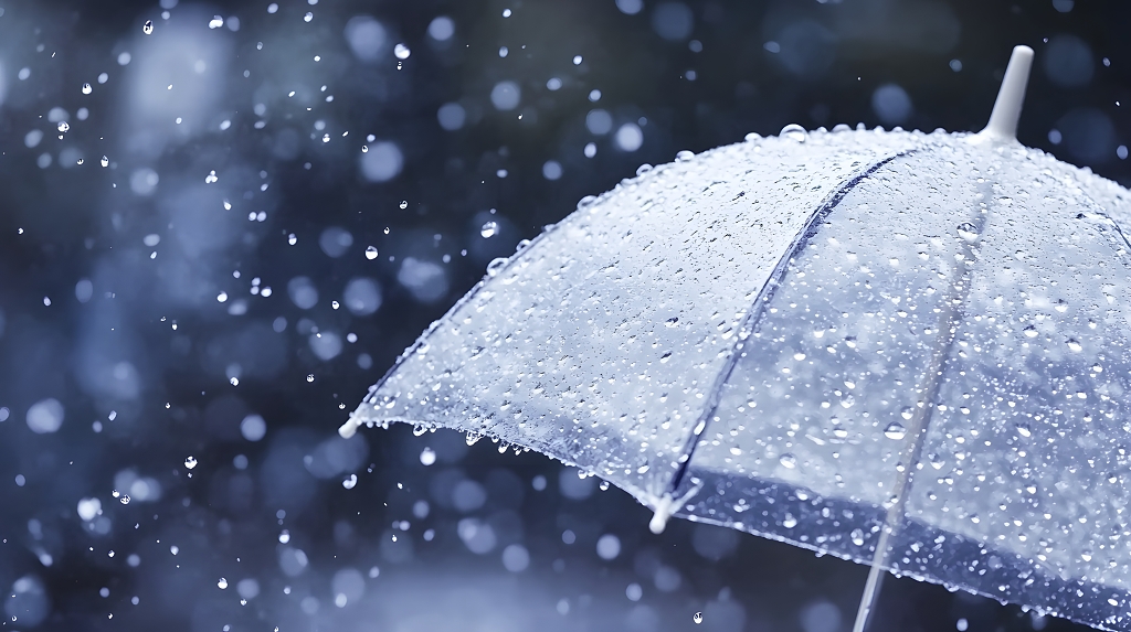 雨中透明伞特写唯美雨滴摄影图AI