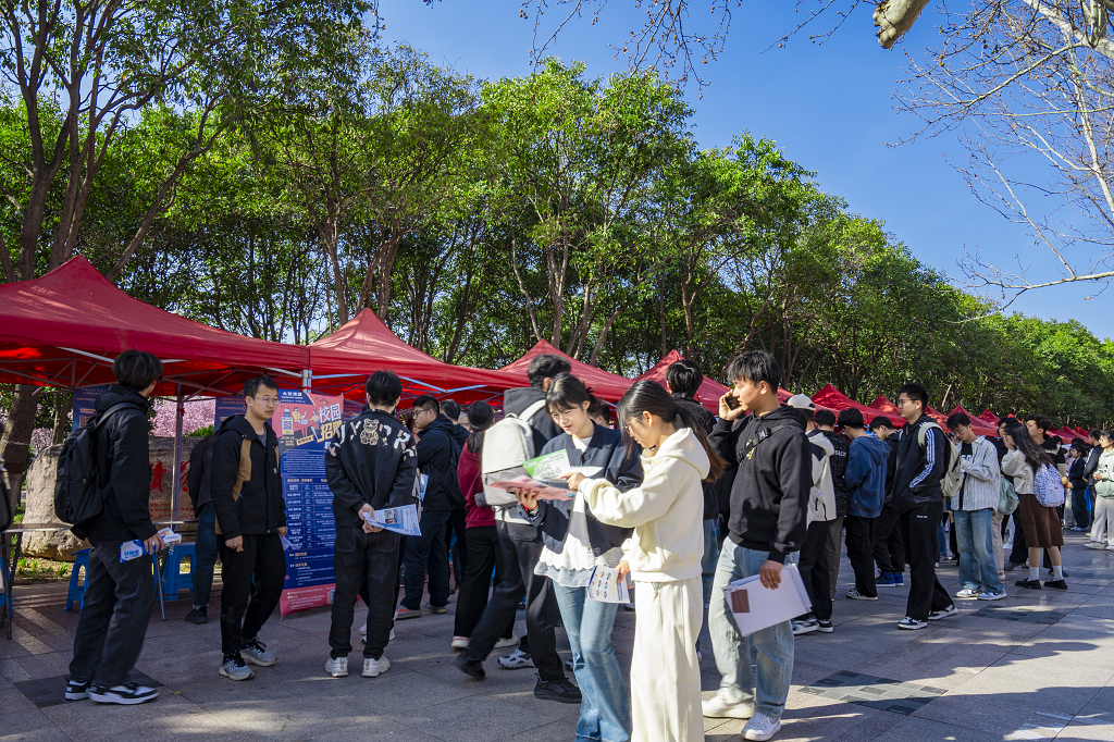 大学校园招聘会就业