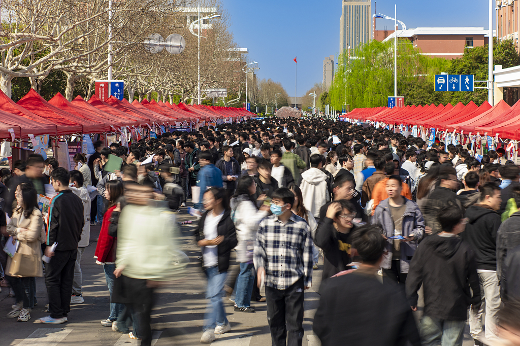 大学校园招聘会就业人流