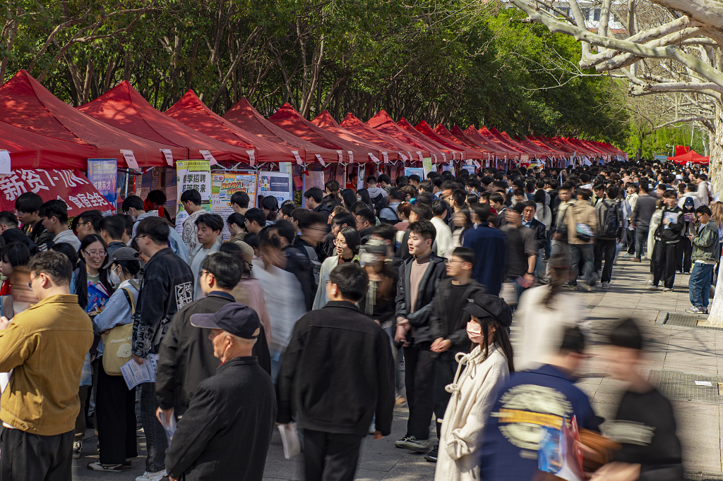 大学校园招聘会就业人流