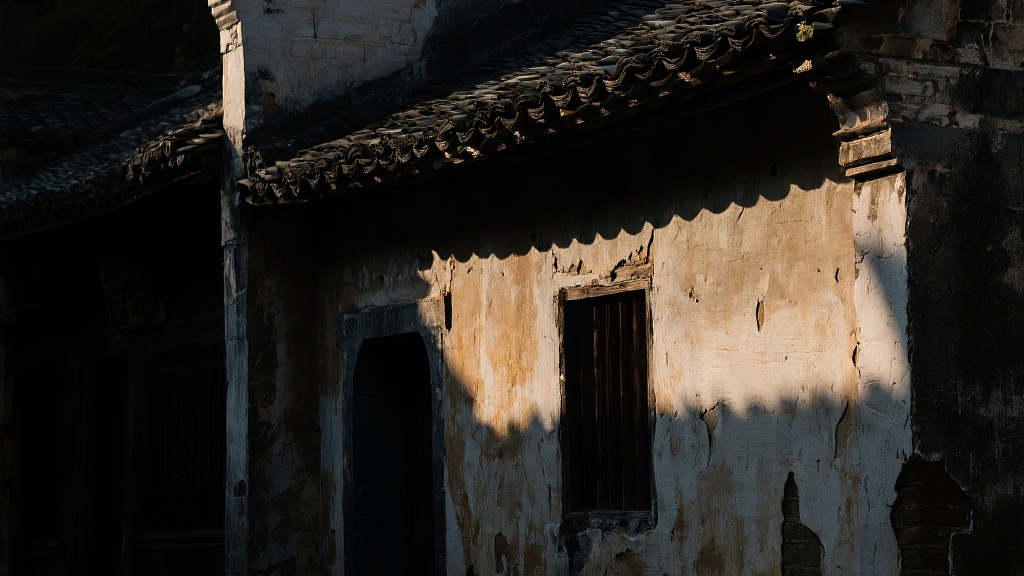 光影照射下的古老建筑纪实摄影古村落