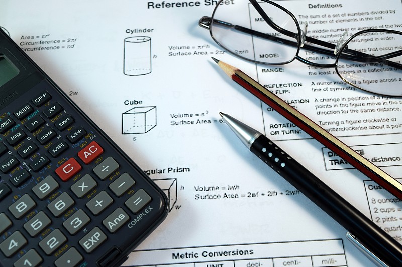 眼镜，钢笔和铅笔上面的公式和计算器