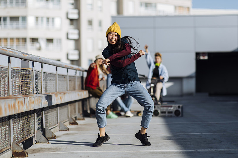 女孩要在朋友面前跳舞