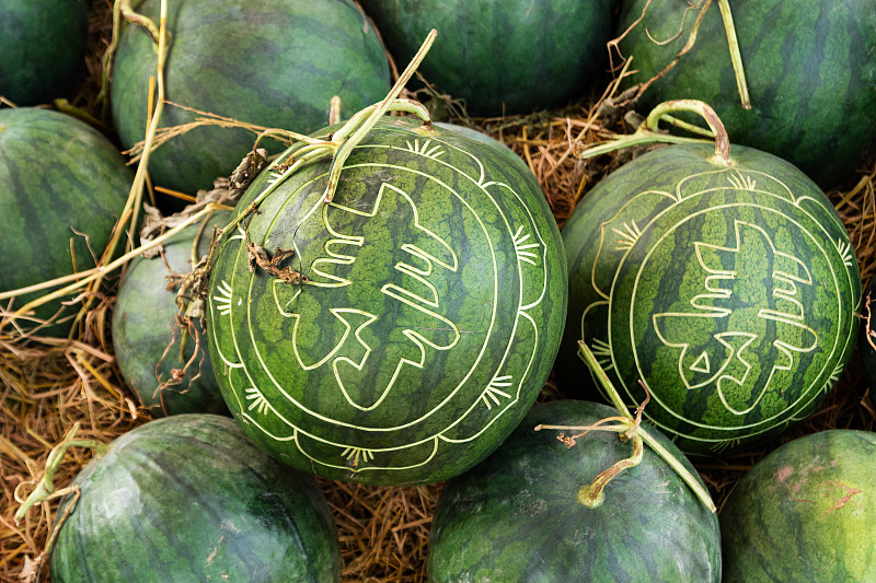 越南新年前夜的雕刻西瓜。色调,越南。