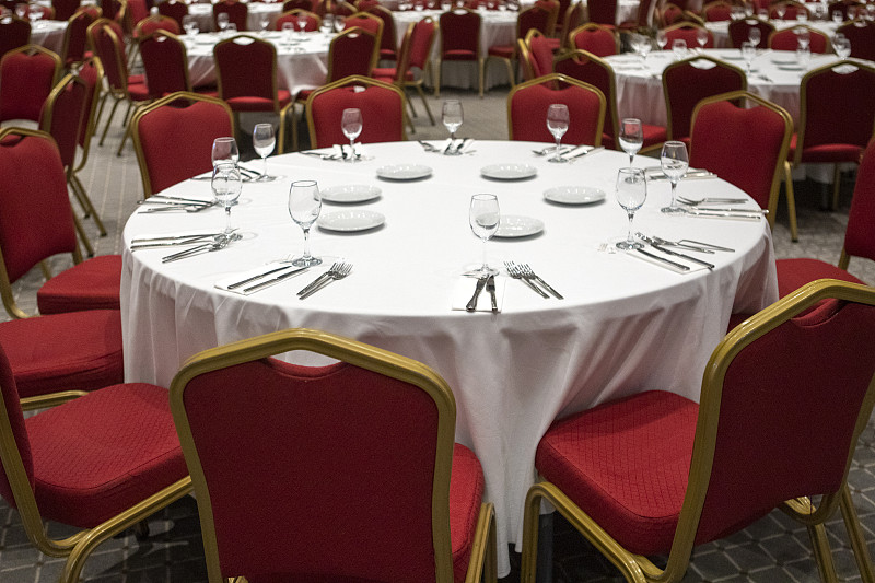 会议厅里准备好供餐饮的桌子。