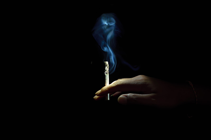 手拿着香烟。