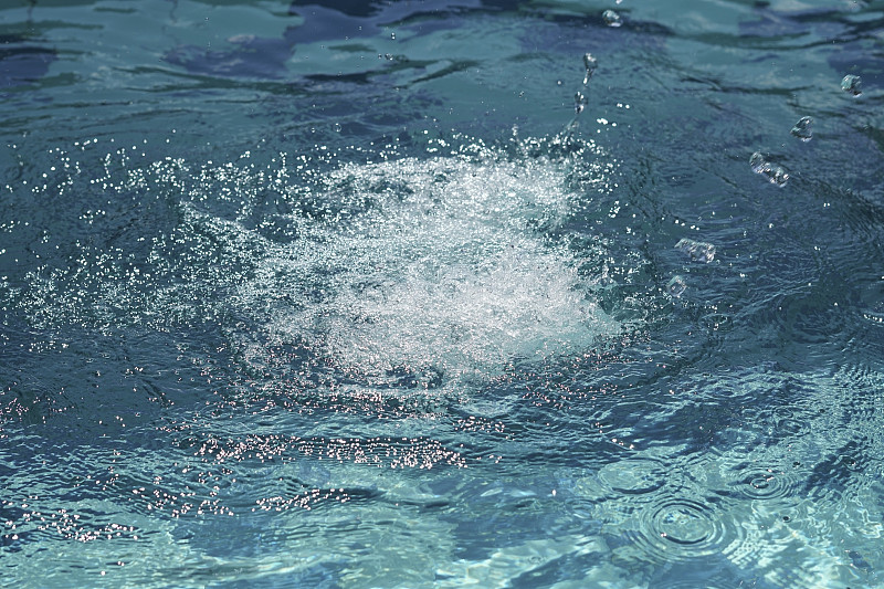 在游泳池里泼水