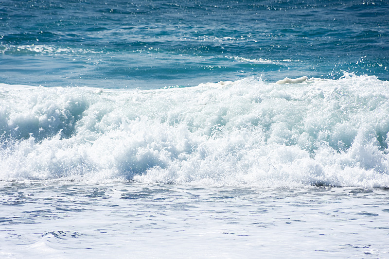 西班牙加那利群岛大西洋兰萨罗特岛海滩上的巨浪