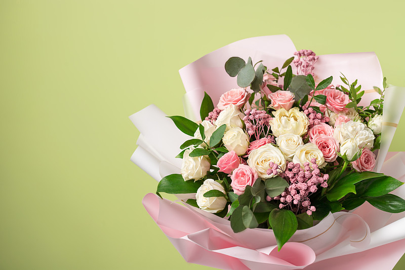 美丽的花束组合玫瑰在绿色的背景