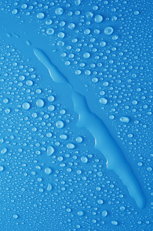 水滴在蓝色的背景上