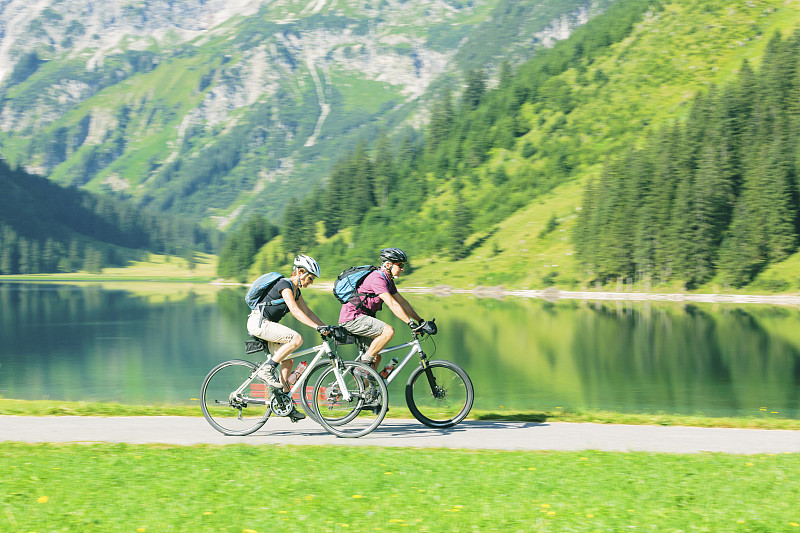 老年人骑自行车