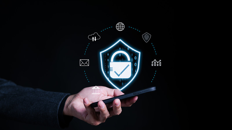 网络安全概念与网络隐私数据保护。显示挂锁保护商业和财务数据，以保护数字设备上的个人信息。数据加密安全;