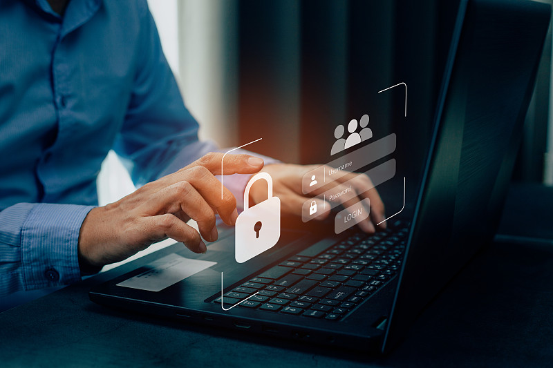 商人保护笔记本电脑和虚拟界面上的个人数据。