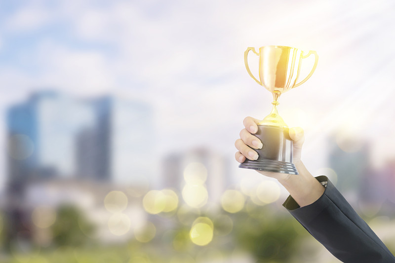 商界女性手持奖杯