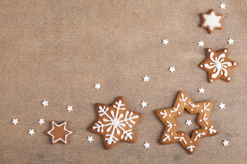 圣诞姜饼星形饼干，烤盘上有拷贝空间