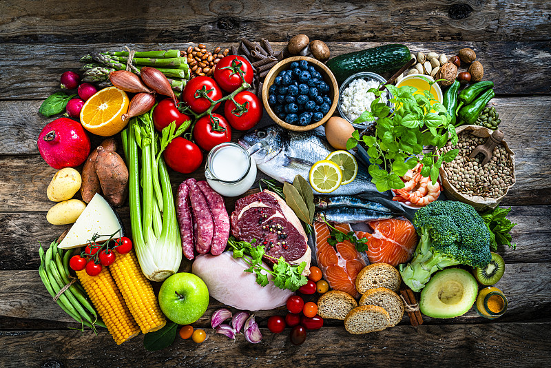 一大堆食物从上面拍摄在质朴的桌子上