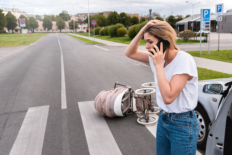 在人行横道上的婴儿车发生车祸后，惊恐的司机拨打了紧急电话