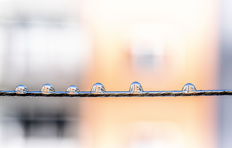 雨点落在电线上
和模糊的背景