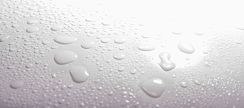 天然水滴质感。全帧镜头的水滴在白色的桌子上
