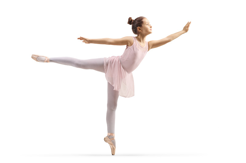 穿着粉红色连衣裙的芭蕾舞女演员在跳舞
