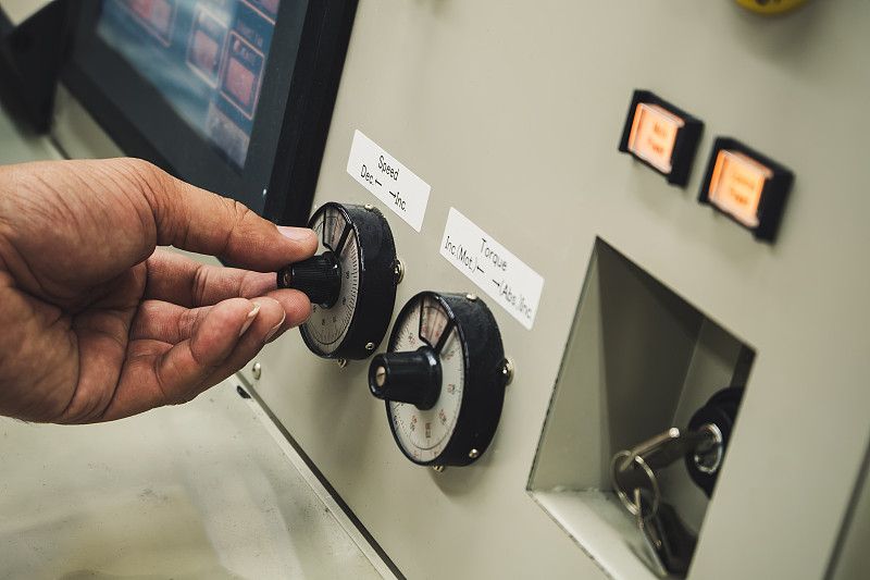 操作人员用左手调节辊速水平，启动机器进行动力性能测试