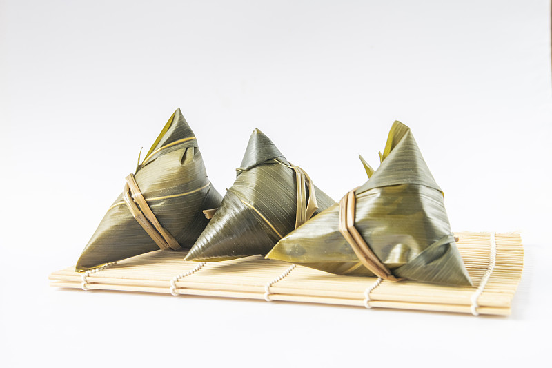 在白色的背景上，有传统的中国粽子