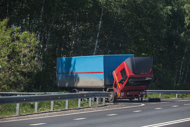 公路上的卡车修理