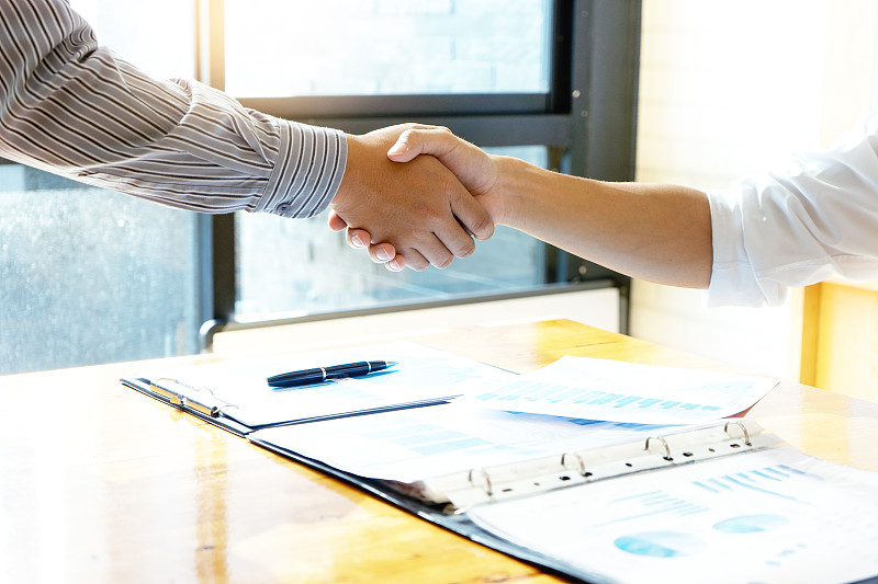 商人握手谈生意