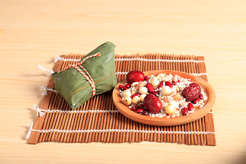 粽子，用竹叶包裹的糯米