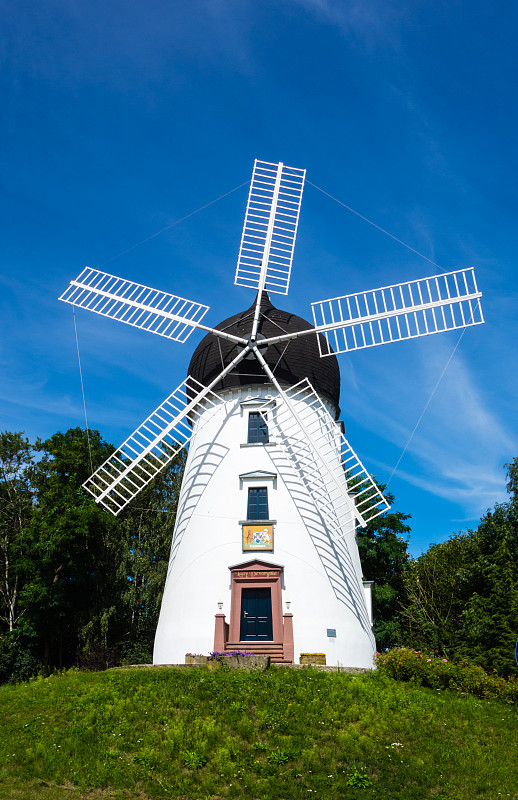 德国吉洪市的白色风车