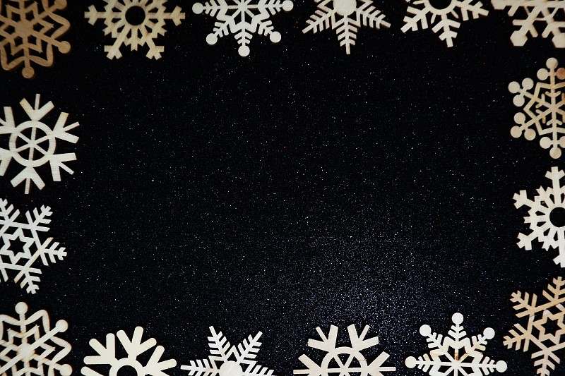 圣诞装饰装饰边框上的黑色闪光背景