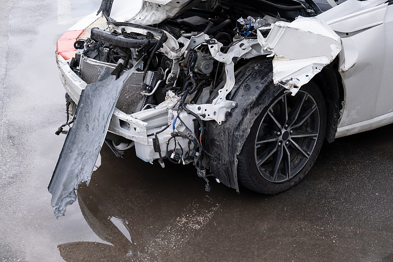 汽车前保险杠和灯凹了。金属砸在私家车上。汽车保险运输概念。