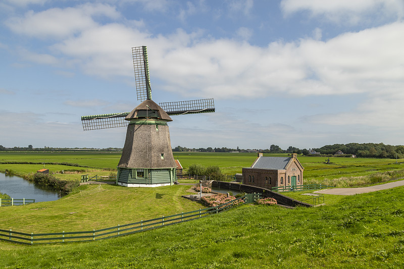 西弗里斯兰的风车，靠近Schellinkhout村。