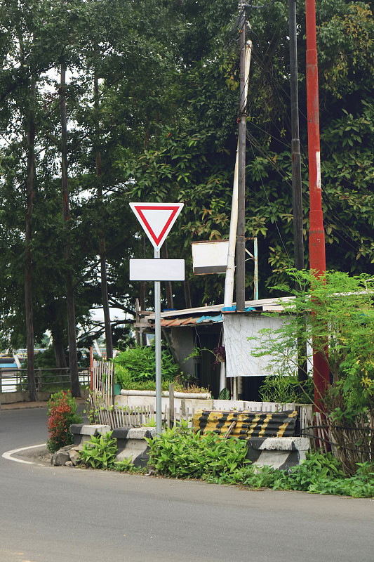 十字路口有交通标志牌