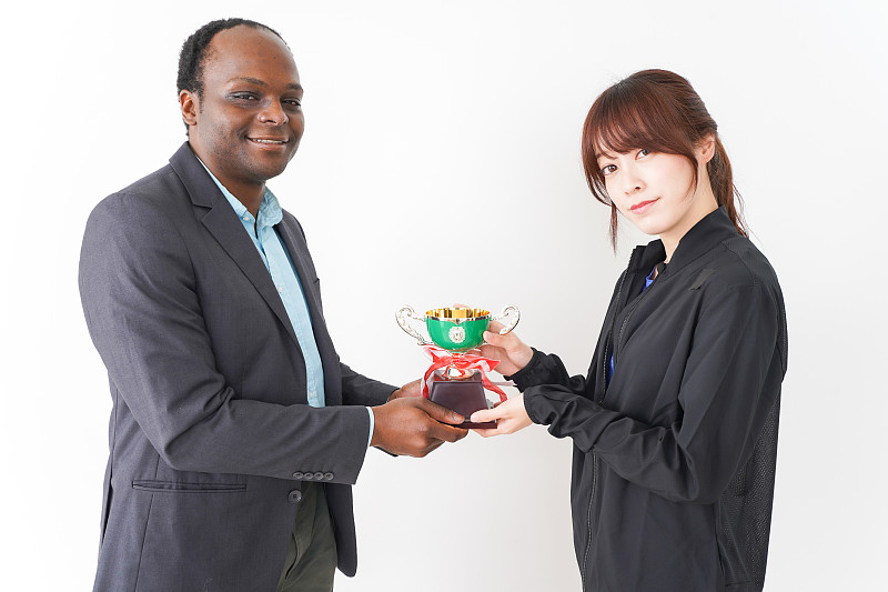 两人获得冠军奖杯