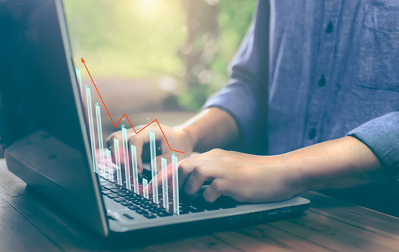 商业人士分析金融数据图表交易外汇，投资股票市场，基金和数字资产，商业金融技术和投资理念。