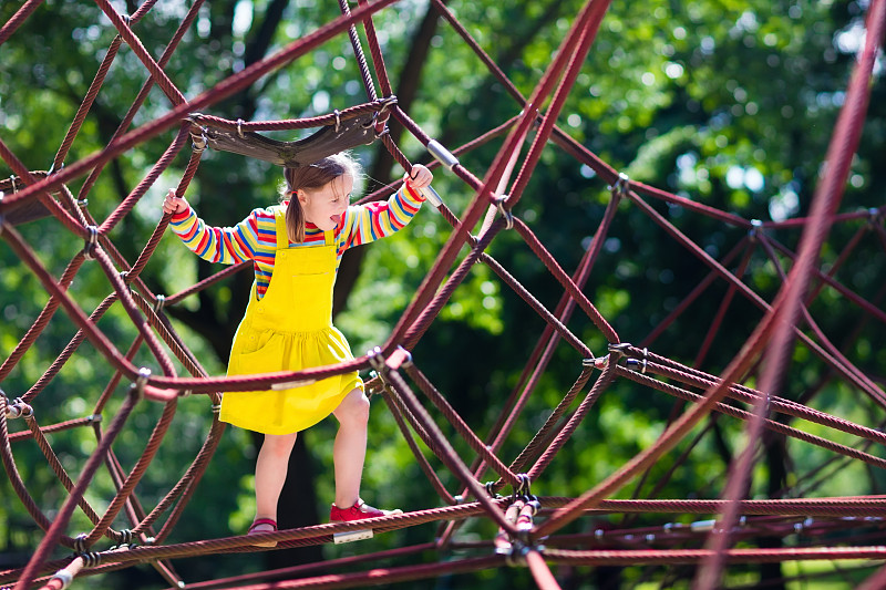 孩子们在学校操场上玩耍