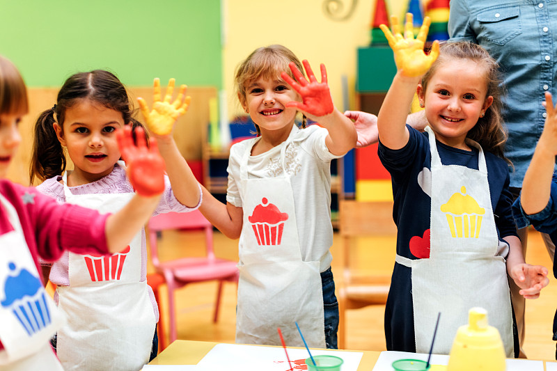 孩子们用水彩画手