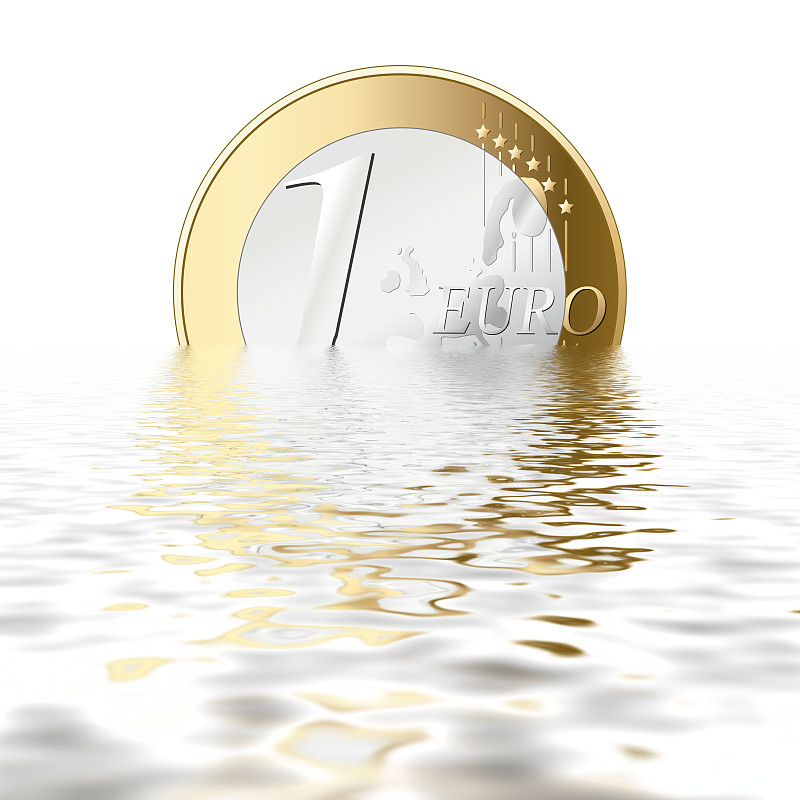 插图一欧元硬币在一个孤立的背景反射在水中