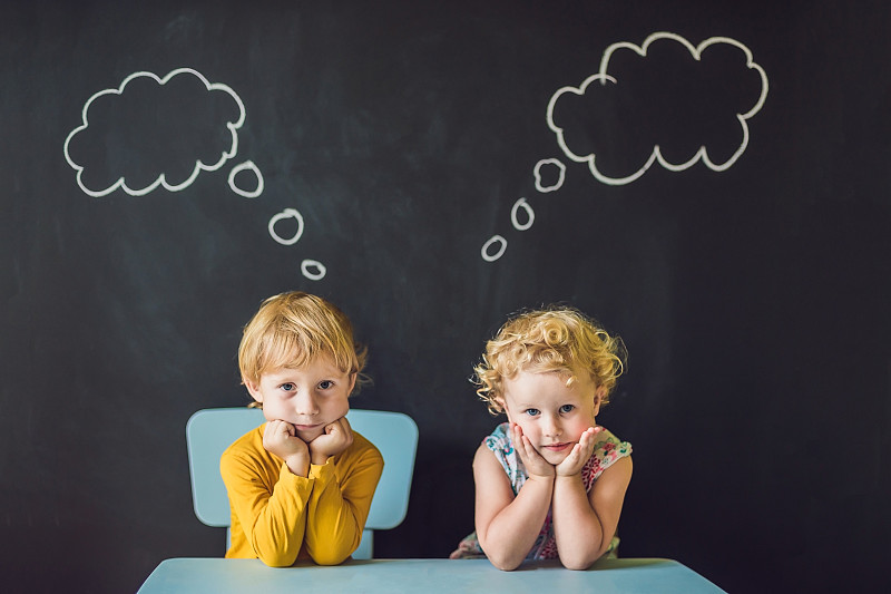 男孩和女孩在思考，选择