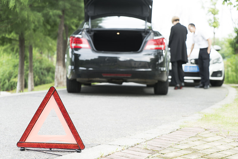 车祸现场出现了三角形警示牌