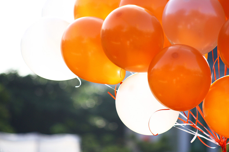橙色和白色的气球