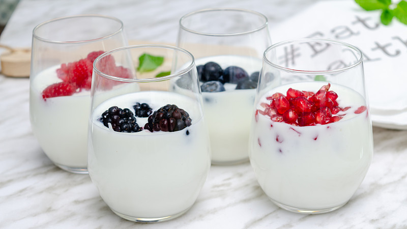 奶昔配各种浆果和水果。