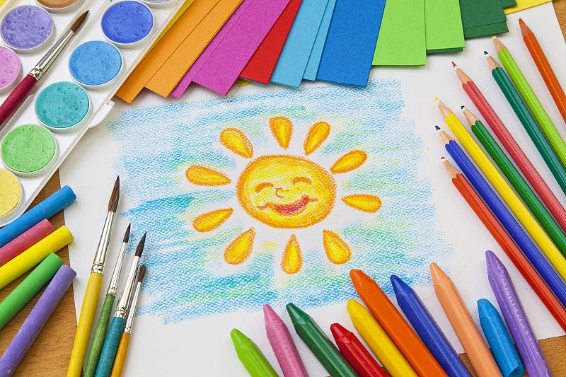 手绘太阳的排列，周围是艺术用品