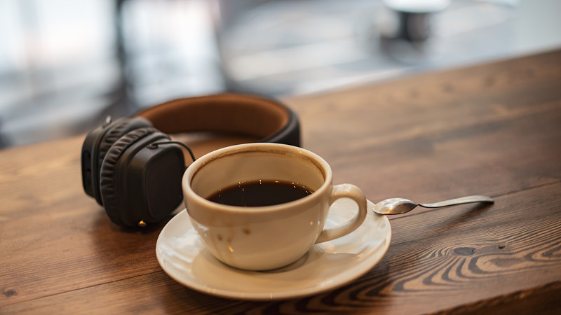 咖啡和耳机